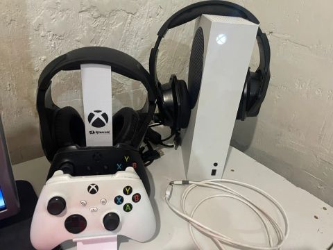 Xbox séries s com dois controles