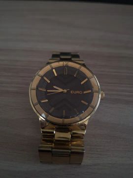 Relógio Euro Dourado - Elegante e Sofisticado