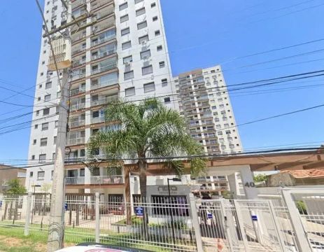 Vende-se excelente apartamento semi-mobiliado, com 81m² e 3 dormitórios, sendo 1 deles suí
