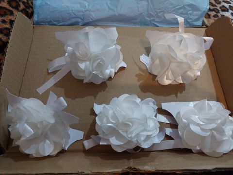 Conjunto com 5 corsages com flores em 7cm