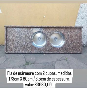 Pia de mármore com duas cubas