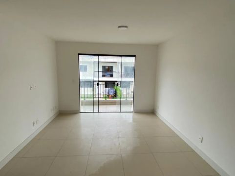 Casa em Vargem Grande com 3 suítes, 2 vagas, disponível para locação.