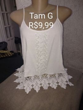 Blusa branca com detalhe em renda