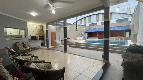 Casa para venda no centro com piscina e churrasqueira