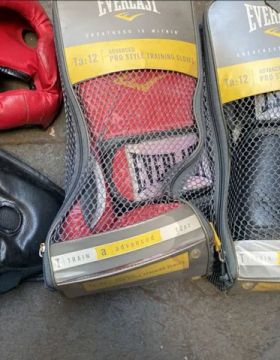 Luvas e capacete para luta
