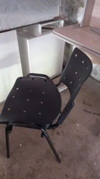 Cadeira fixa preta