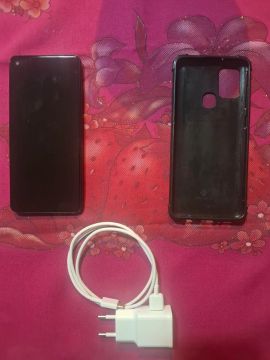 Smartphone Samsung Galaxy A21s com capinha e carregador.