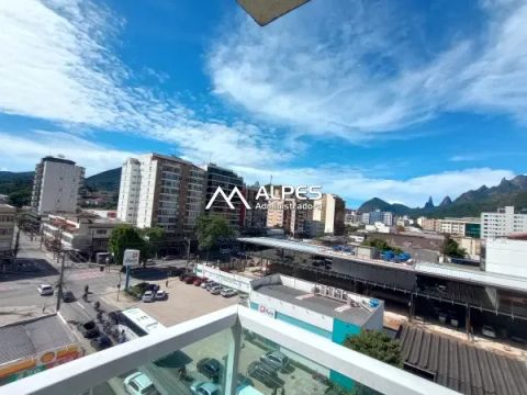 Apartamento no centro da cidade, quarto e sala amplo, prédio novo, com elevador e garagem.