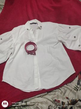Camisa branca feminina com detalhes