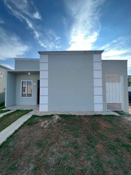 Casa no condomínio Athenas, individual de esquina, ao lado do estacionamento externo. 