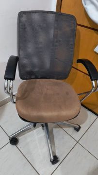 Cadeira Giratória com Encosto de Malha