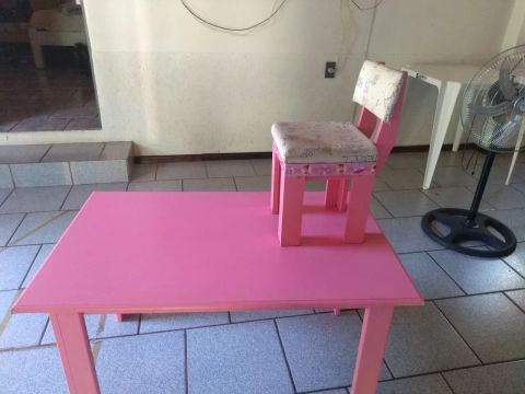 Mesa rosa infantil 