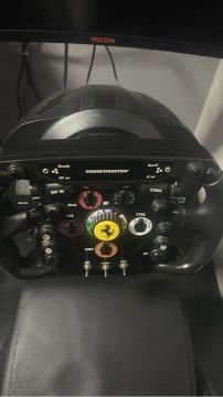 Thrustmaster T300 RS GT + Volante Ferrari F1 Add-On
