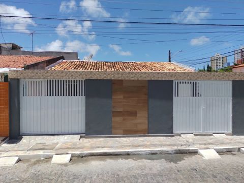 ALUGA-SE CASA CONJUNTO MÉDICI 