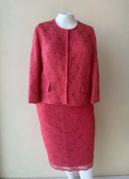 Conjunto de blazer e saia, na cor pink, tamanho 48.