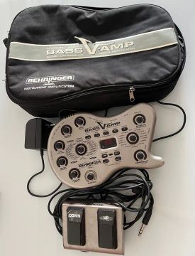 Pedaleira Bass V-AMP Behringer