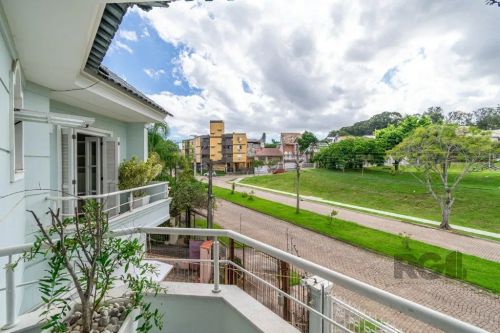 Libertas Imobiliária aluga!Ótimo e amplo sobrado de 2 pavimentos, living amplo com lareira