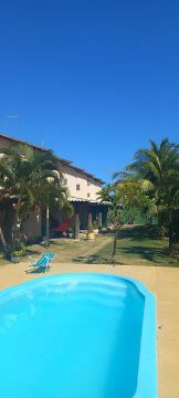 Casa em condomínio com piscina e área comum compartilhada para temporada