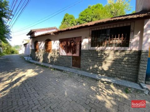 Casa com amplo terreno em Saudade