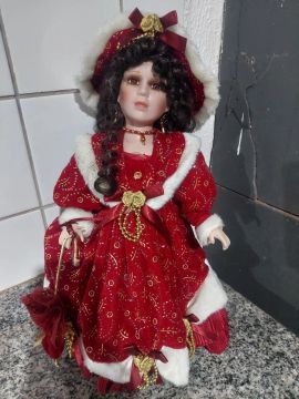 Boneca de Porcelana Colecionável - Vestido Vermelho