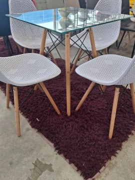 Mesa de jantar em vidro com 4 cadeiras comeia branca