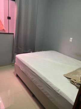 Cama e cadeira de escritório 