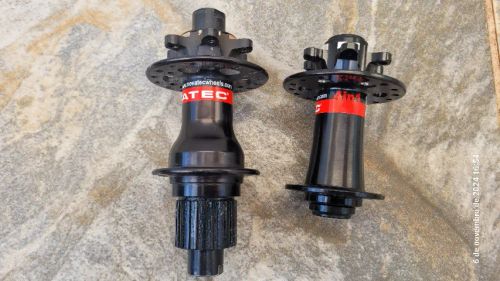 Par De Cubos Novatec micro spline super leves 420g eixo passante não boost