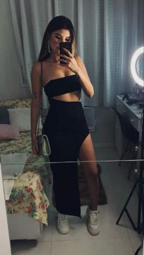 Vestido preto com fenda