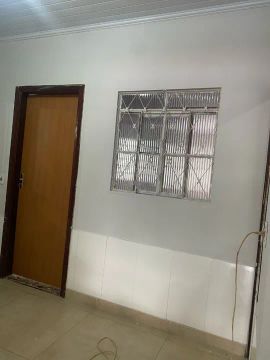 Aluga-se casa de fundos 