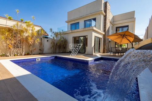 Residência de Alto Padrão, com 4 dormitórios, 4 suites, 7 garagens, 620m² no Jardim Social