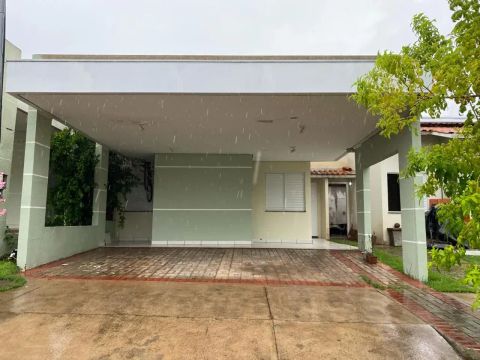 Casa em condomínio com armários planejados