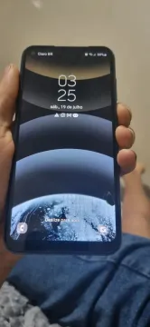Smartphone Samsung com tela imersiva