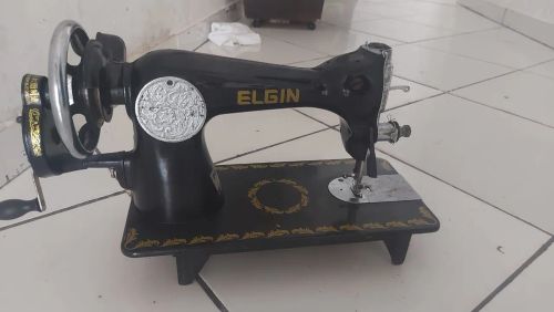 Máquina de Costura Elgin - Preta
