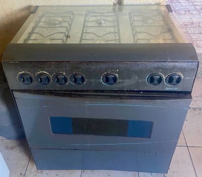 Fogão de 6 bocas com forno e tampo de vidro