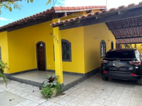 Casa com anexo a poucos metros da praia. 