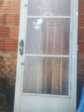 Porta de vidro com tela de proteção