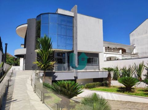 Casa triplex de rua, semi-mobiliada, com 4 suites, múltiplas salas, piscina e 10 vagas - J