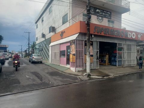 Supermercado à venda