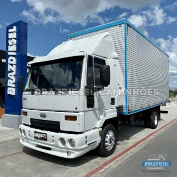 Ford Cargo 815 2011 baú 6,20m cabine semi-leito magica ar condicionado