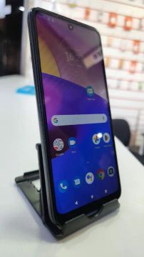 Smartphone Android com tela grande e design moderno