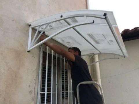 Toldos de policarbonato com estrutura metálica