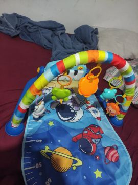 Tapete interativo infantil com arco e brinquedos