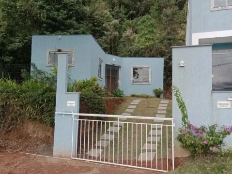 Alugo casa de 2 quartos mobiliada e muita área verde, perto da CBF