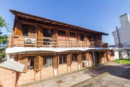 Incrível casa disponível para venda na charmosa Vila Assunção, em Porto Alegre. Com uma lo