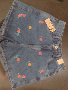 Short Jeans Bordada com Flores
