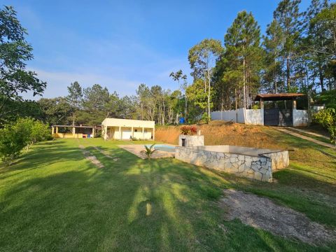 Bela chácara com piscina em Juquitiba