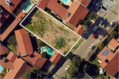 Lote em Capim Macio, medindo 20x41,9 com uma área total de 838 m2