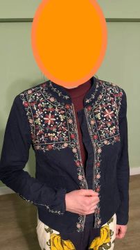 Jaqueta azul com estampa floral bordada