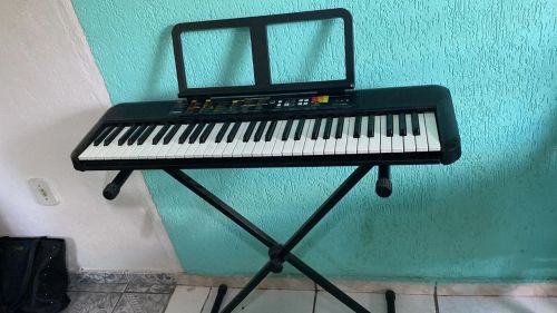 Teclado Yamaha PSR-F52 com suporte e fone