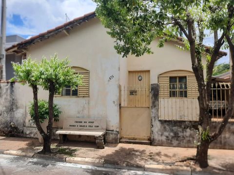 Vende-se Casa no Centro de Ribeirão Corrente 